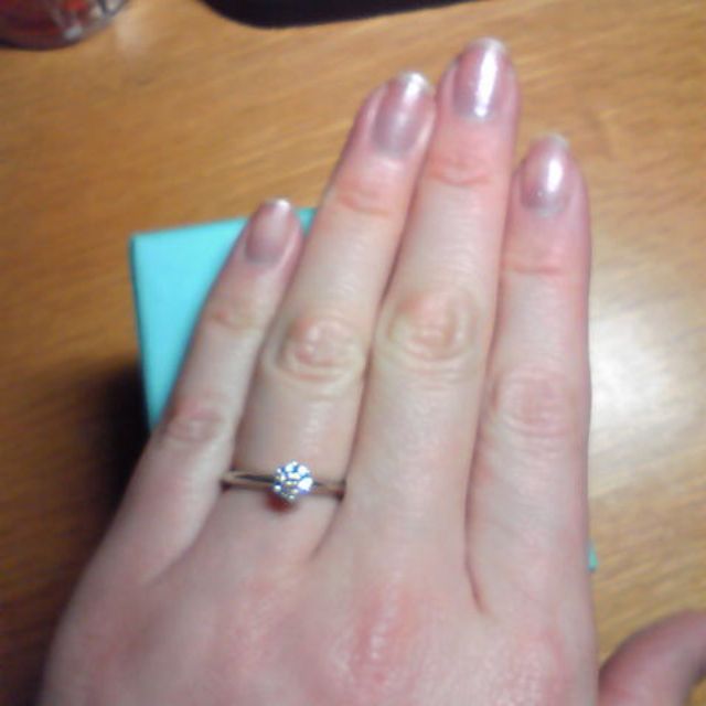 【ティファニー(Tiffany & Co.)の口コミ】 婚約指輪はティファニーの立て爪型がいいと思っていたので、迷わずティフ…