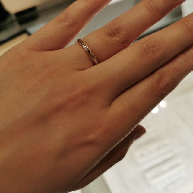 【ヴァンドーム青山(VENDOME AOYAMA)の口コミ】 指輪の上下には細かな玉を連続して彫り入れるミル打ちが施されています。…