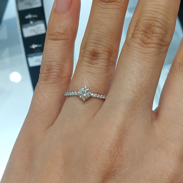 【FOREVERMARK(フォーエバーマーク)の口コミ】 ダイヤモンド自体の美しさはもちろん、フォーエバーマークセッティングと…