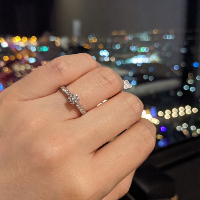 【ラザール ダイヤモンド(LAZARE DIAMOND)の口コミ】 いくつか比べ、ウィルが私の指には一番でした。
真ん中が絞られた形になっ…