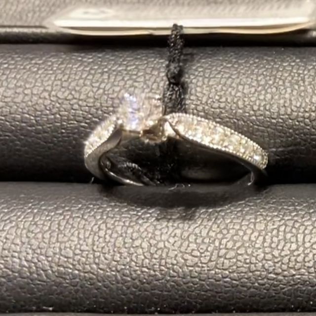 【エクセルコダイヤモンド(EXELCO DIAMOND)の口コミ】 プロポーズの際の箱を開けた時に指輪が1番輝いて見えるデザインだと思いま…