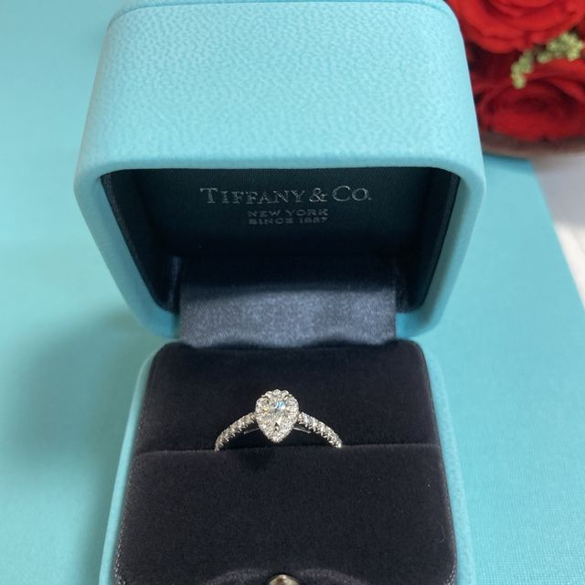 【ティファニー(Tiffany & Co.)の口コミ】 ペアシェイプの形がおしゃれだと思いました。ペアシェイプダイヤの周りを…