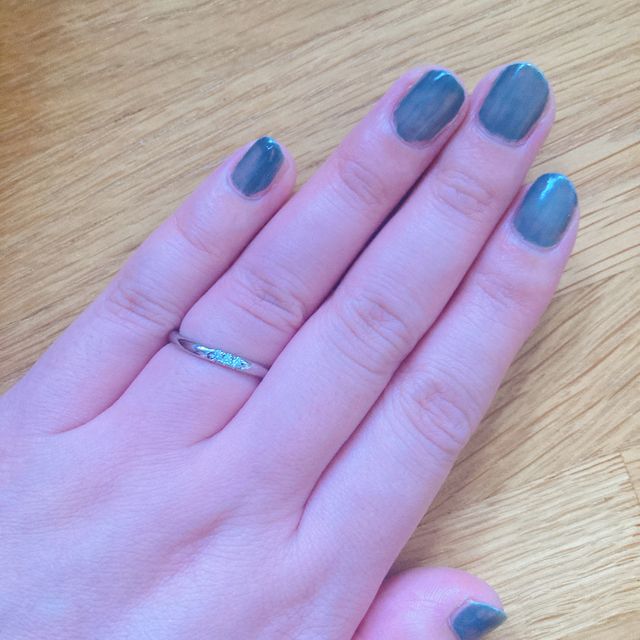 【4℃ BRIDAL(ヨンドシーブライダル)の口コミ】 指輪のデザインは、3つのダイヤがついているのですが、派手に主張しすぎず…