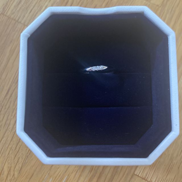 【4℃ BRIDAL(ヨンドシーブライダル)の口コミ】 指輪のデザインは、3つのダイヤがついているのですが、派手に主張しすぎず…