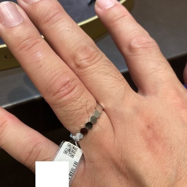 【ショーメ(CHAUMET)の口コミ】 ビーマイラブ シリーズは、蜂のハニカム
をモチーフとしたデザインで、ネ…