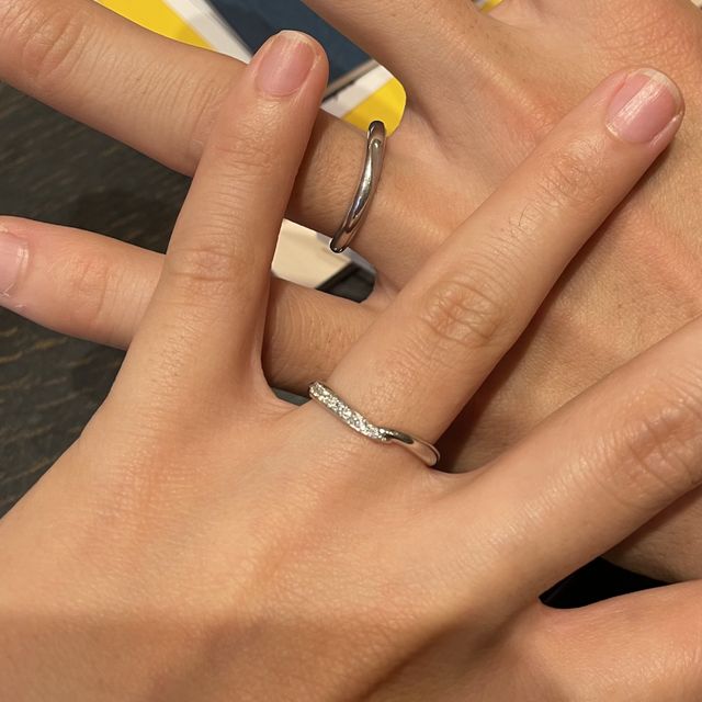 【ケイウノ ブライダル(K.UNO BRIDAL)の口コミ】 指が短いのがコンプレックスですが、緩やかなV字のおかけでストレートタイ…