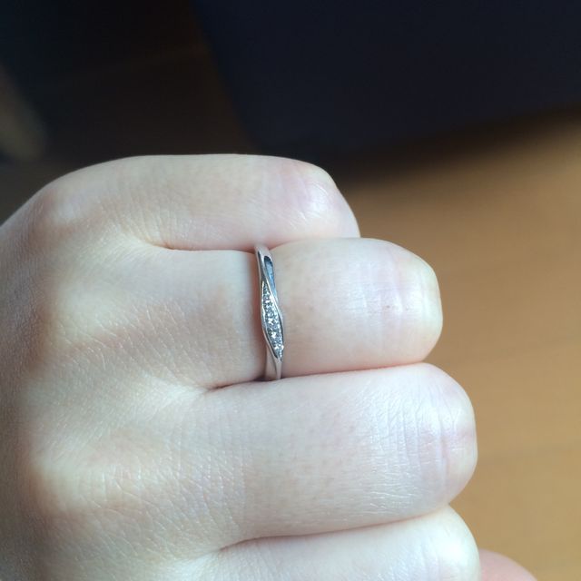 【4℃ BRIDAL(ヨンドシーブライダル)の口コミ】 シンプルだけど、シンプル過ぎずに滑らかな曲線が指の形にも合うと思った…