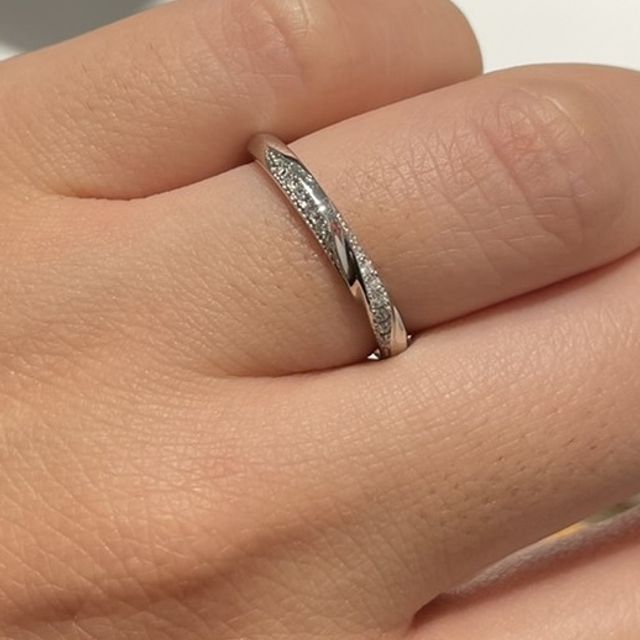 【エクセルコダイヤモンド(EXELCO DIAMOND)の口コミ】 ストレートタイプの指輪の中にダイヤモンドとプラチナの捻りデザインがあ…
