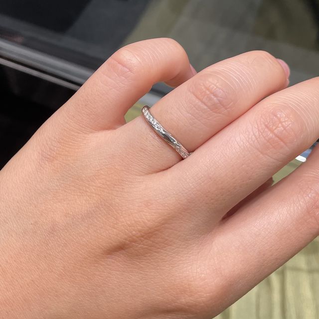 【ラザール ダイヤモンド(LAZARE DIAMOND)の口コミ】 左右どちらからみても輝きがあります。
半面だけなので家事などで傷つける…