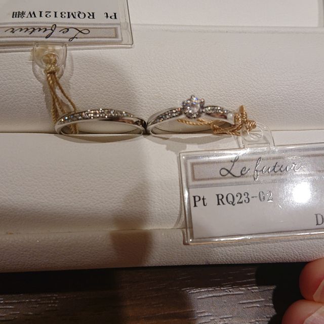 【ANGELRY INOKO(エンジェリーイノコ)の口コミ】 婚約指輪の種類が多く、１つ１つ目についたものを試着させて貰いました。
…