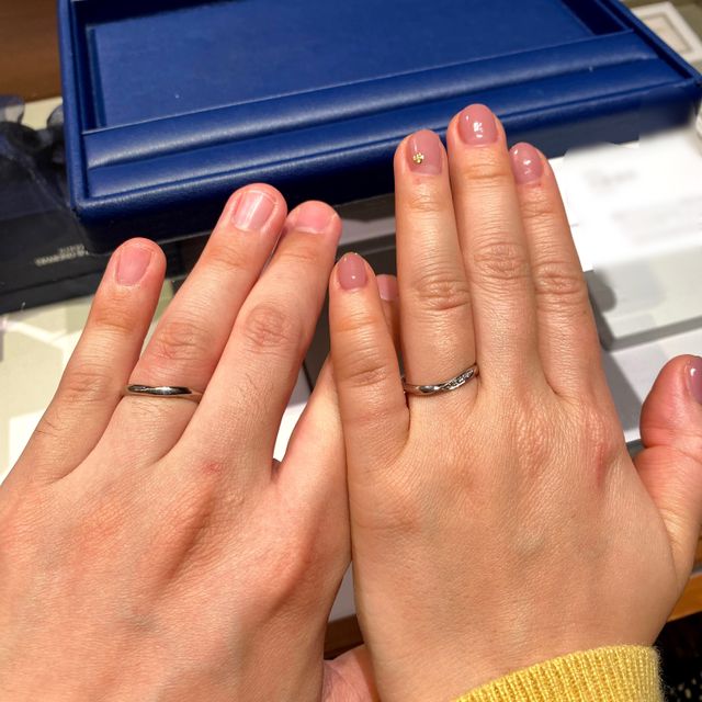 【銀座ダイヤモンドシライシの口コミ】 日本人に馴染む細めでウェーブのデザインがとてもかわいくダイヤも主張し…