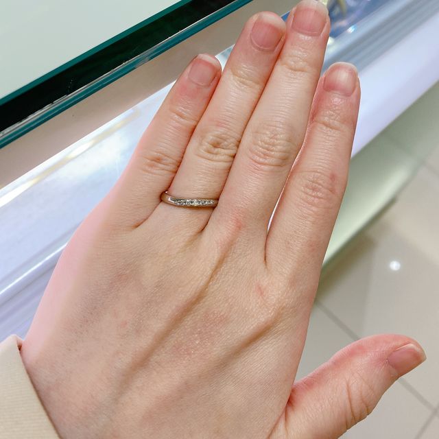 【4℃ BRIDAL(ヨンドシーブライダル)の口コミ】 幅は2.1mmです。流星をイメージしたウェーブラインで、ゆるやかなエッジも…