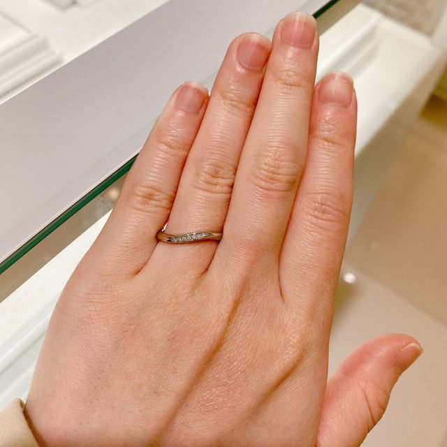 【4℃ BRIDAL(ヨンドシーブライダル)の口コミ】 幅は1.9mmです。穏やかに流れる小川をイメージしてつくられた指輪です。少…