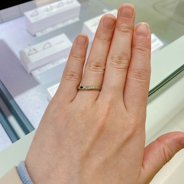 【4℃ BRIDAL(ヨンドシーブライダル)の口コミ】 幅は2.3mmです。順風という意味を持ち、ふたりに愛と幸せを運び続ける風を…