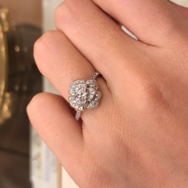 【Mariage ent(マリアージュエント)の口コミ】 立体的なリングデザインでありバラの花弁をモチーフにしており華やかで可…