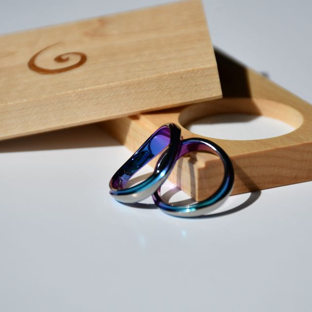 【SORA(ソラ)の口コミ】 他にない波をイメージした指輪のデザイン
デザインに合うように選べるカラ…