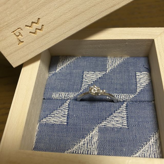 【Flowaves(フロウェーブス)の口コミ】 大きなダイヤの横に寄り添う２つの小さなダイヤがとても素敵でした。ウェ…