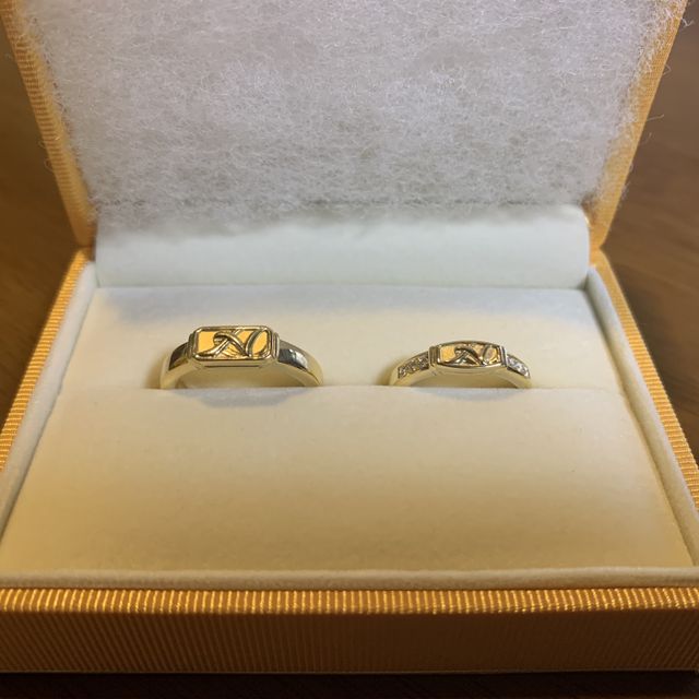 【ケイウノ ブライダル(K.UNO BRIDAL)の口コミ】 まず「ゴールドのフルオーダー」「Hのイニシャル」「左右対称のデザイン」…