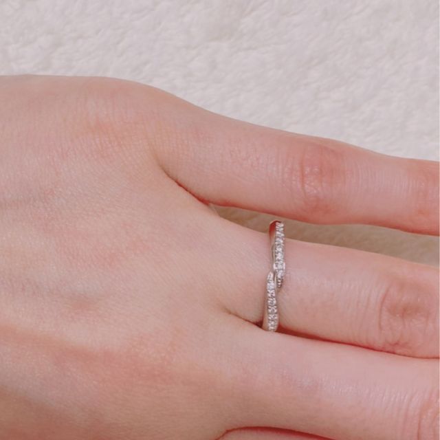 【エクセルコダイヤモンド(EXELCO DIAMOND)の口コミ】 ペアリングで、2人ともが気に入るデザインだったため。

中央でひねりを効…