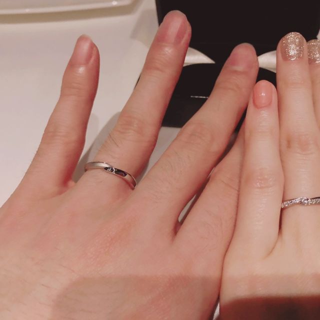 【エクセルコダイヤモンド(EXELCO DIAMOND)の口コミ】 ペアリングで、2人ともが気に入るデザインだったため。

中央でひねりを効…