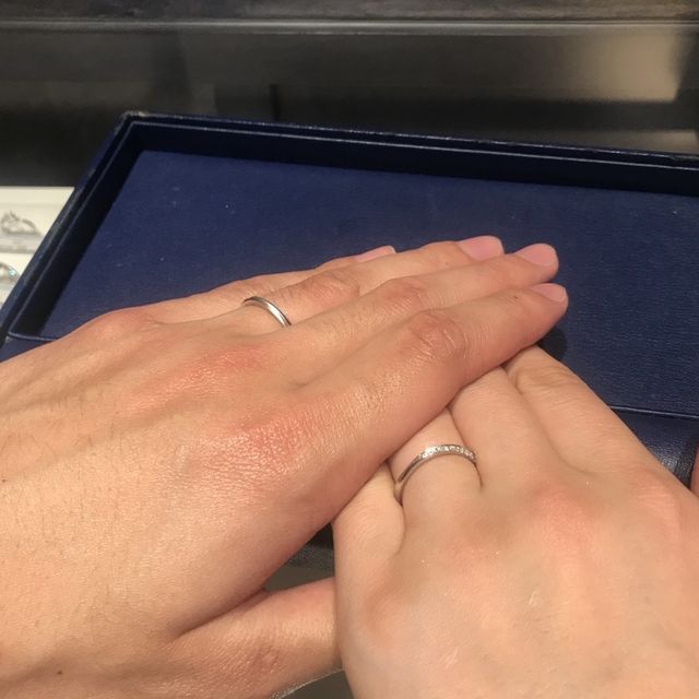 【銀座ダイヤモンドシライシの口コミ】 デザインに一目ぼれをしたためこちらの指輪に決定をしました。
もともとウ…