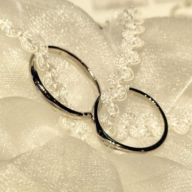 【銀座ダイヤモンドシライシの口コミ】 ストレートでシンプルなものを探しておりましたところ、こちらの指輪は希…