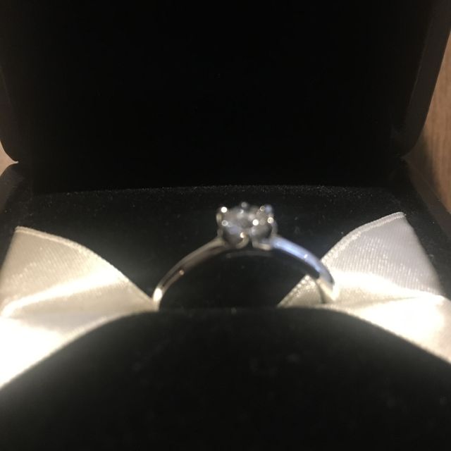 【エクセルコダイヤモンド(EXELCO DIAMOND)の口コミ】 光をあてると、ブルーに光る！のと、こだわった何周年かの記念デザインで…