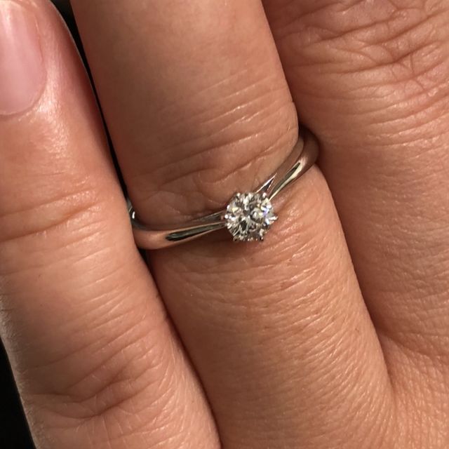 【ラザール ダイヤモンド(LAZARE DIAMOND)の口コミ】 おしゃれで、大人なデザインでした。シンプルで王道な婚約指輪で今までみ…