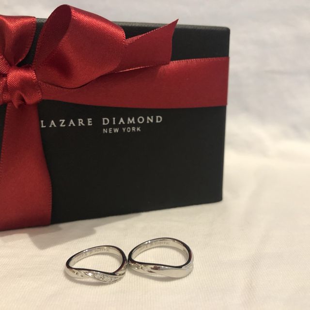 【ラザール ダイヤモンド(LAZARE DIAMOND)の口コミ】 他のブランドにはない左からのウェーブがかかったデザインやダイヤモンド…