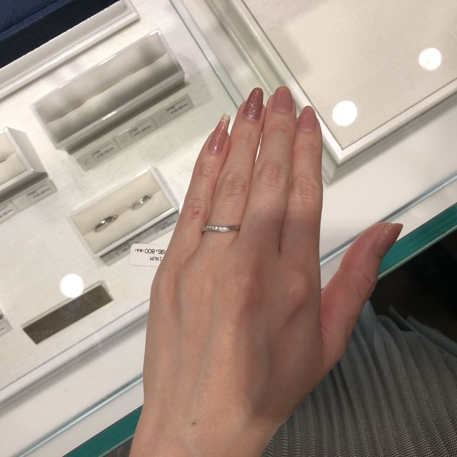 【4℃ BRIDAL(ヨンドシーブライダル)の口コミ】 細身で華奢なラインがとても素敵です。
ダイヤモンドの輝きも主張しすぎな…