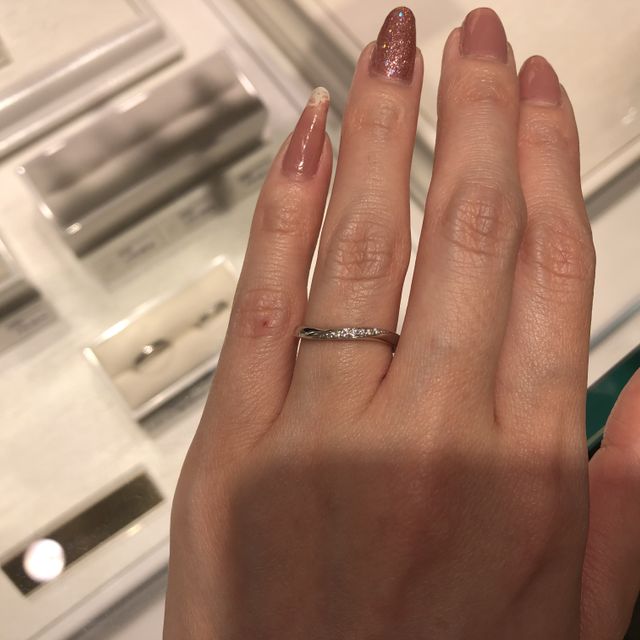 【4℃ BRIDAL(ヨンドシーブライダル)の口コミ】 細身で華奢なラインがとても素敵です。
ダイヤモンドの輝きも主張しすぎな…