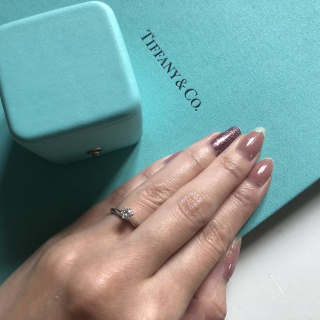 【ティファニー(Tiffany & Co.)の口コミ】 美しいダイヤモンドカット、王道の婚約指輪のデザインに惹かれました。ボ…