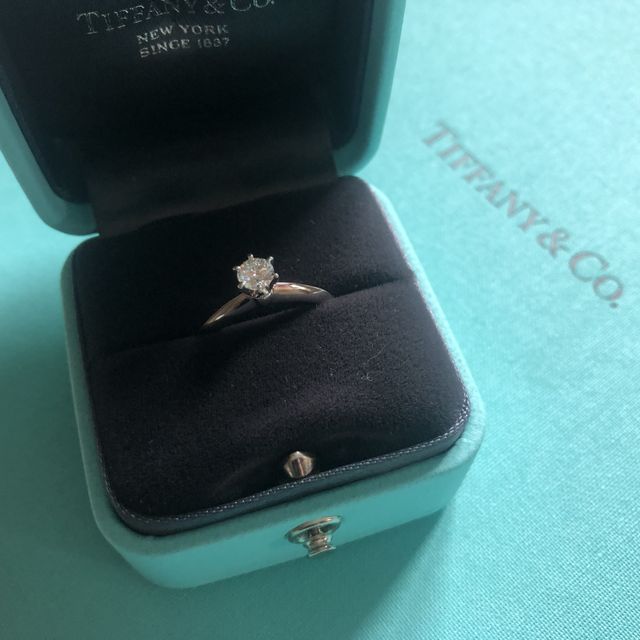 【ティファニー(Tiffany & Co.)の口コミ】 美しいダイヤモンドカット、王道の婚約指輪のデザインに惹かれました。ボ…