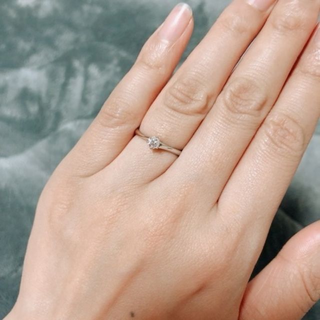 【銀座ダイヤモンドシライシの口コミ】 シンプルで結婚指輪と重ねつけしやすい、ストレートラインの指輪を選びま…