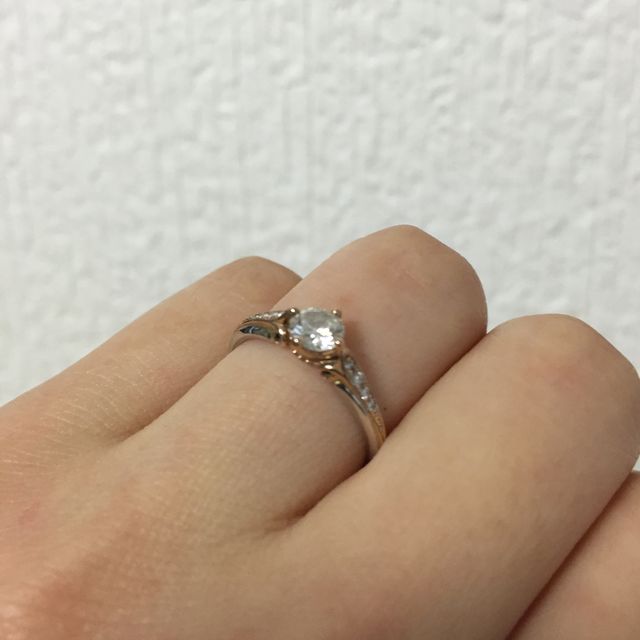 【LAPAGE(ラパージュ)の口コミ】 ピンクゴールドとプラチナで肌にも馴染みのよいカラーですが、台座に高さ…