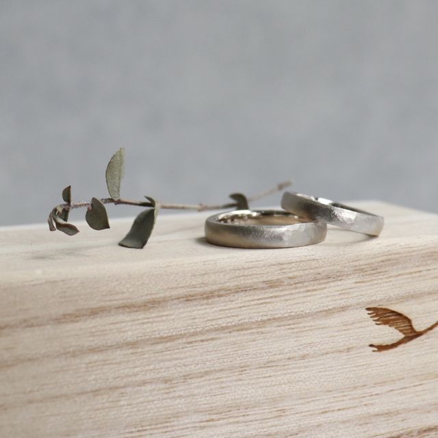 【鶴(mikoto)の口コミ】 二人ともマッドなテイストが好みでした。
指輪の円の半分ずつ違う加工をい…