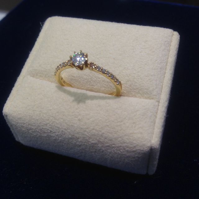 【Sirena Azzurro(セイレーン アズーロ)の口コミ】 黄みの強い自分の肌に合うように、土台をゴールドにしました。シンプルな…