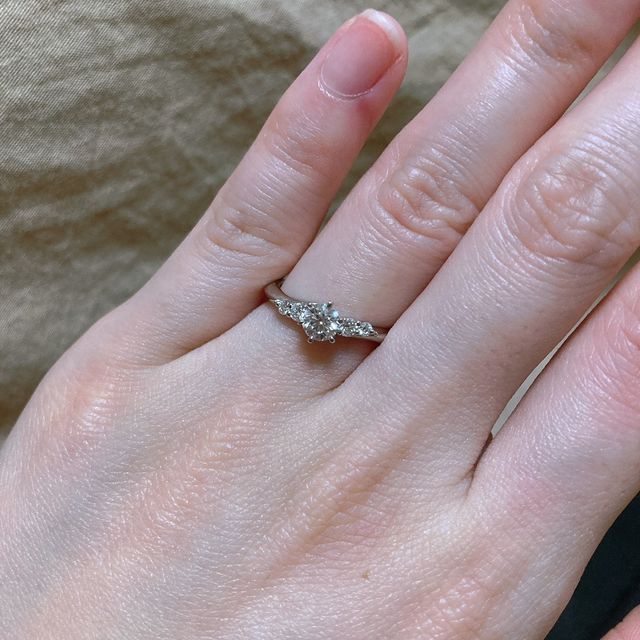 【銀座ダイヤモンドシライシの口コミ】 プロポーズリングをもらって婚約指輪のデザインを選びに行きました。
私は…