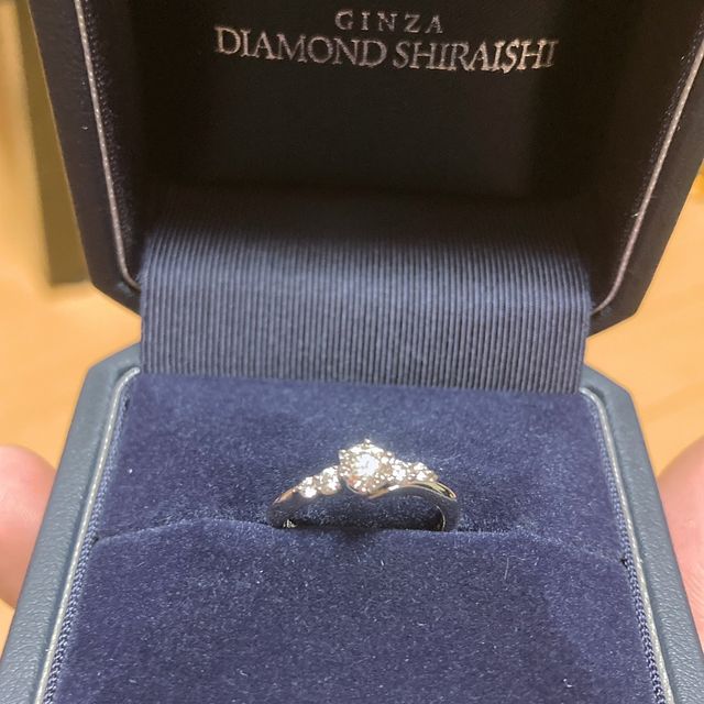 【銀座ダイヤモンドシライシの口コミ】 プロポーズリングをもらって婚約指輪のデザインを選びに行きました。
私は…