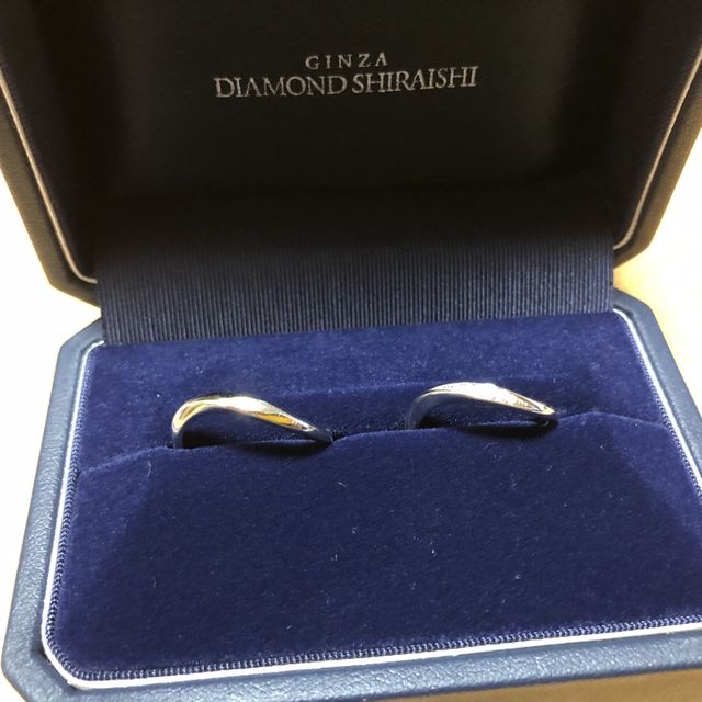 【銀座ダイヤモンドシライシの口コミ】 婚約指輪とピッタリ合う指輪を探していた。婚約指輪に合わせて同じ色や輝…