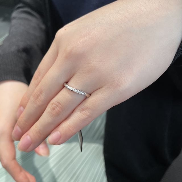 【ラザール ダイヤモンド(LAZARE DIAMOND)の口コミ】 ダイヤモンドの輝きが強く、5つほどのダイヤでも、それ以上についているか…