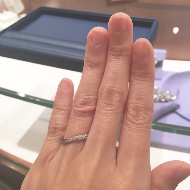 【銀座ダイヤモンドシライシの口コミ】 指が細いためウェーブした形の方が綺麗に見えると言われたのと、付けた時…