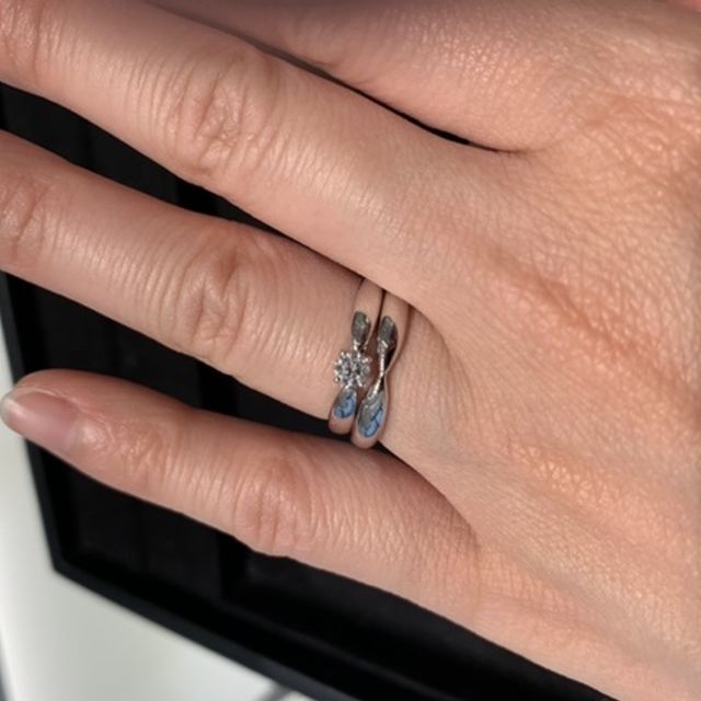 【ティファニー(Tiffany & Co.)の口コミ】 婚約指輪・結婚指輪共に、色々なブランド店をまわりましたが、柔らかい曲…