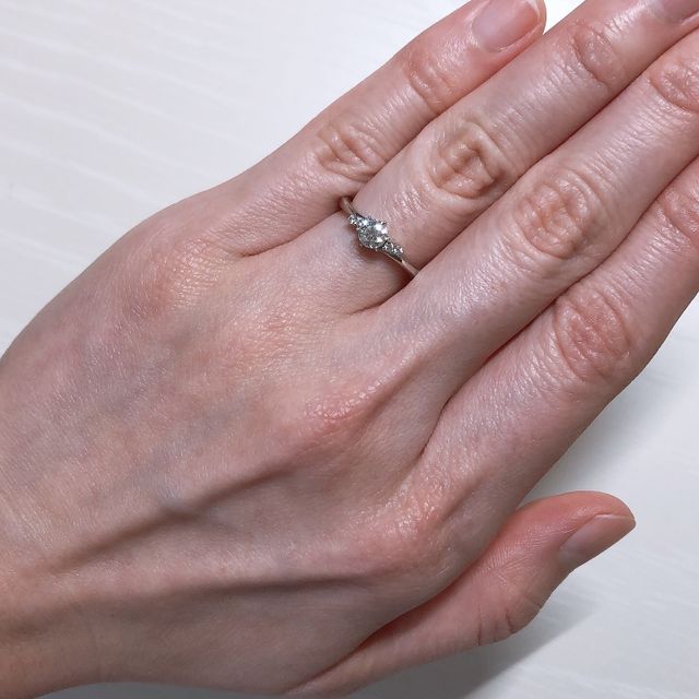 【アイプリモ(I-PRIMO)の口コミ】 メレで横に2つずつ小さいダイヤついていることで、全体的に見てバランスが…