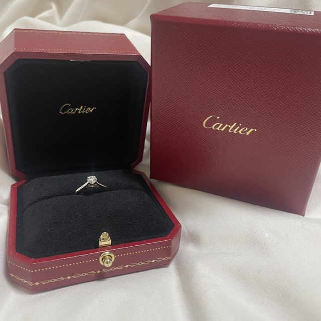 【カルティエ(Cartier)の口コミ】 初め、婚約指輪を探し始めていた時はサイドにメレダイヤがついてるものが…