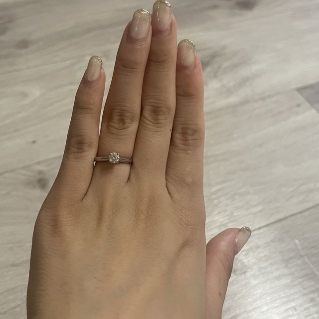 【カルティエ(Cartier)の口コミ】 初め、婚約指輪を探し始めていた時はサイドにメレダイヤがついてるものが…