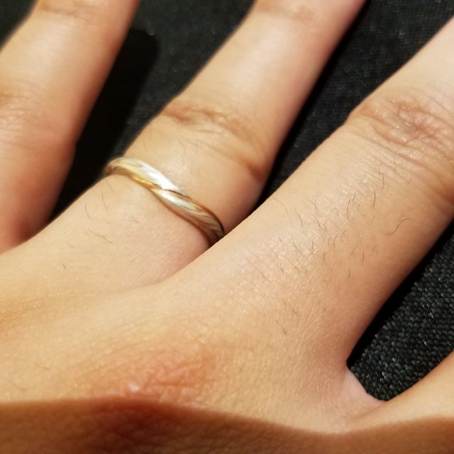 【ケイウノ ブライダル(K.UNO BRIDAL)の口コミ】 結婚指輪ということで、日常付けていても問題ないように
細めのシルエット…