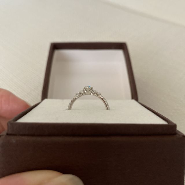 【銀座ダイヤモンドシライシの口コミ】 真ん中に大きなダイヤのデザインも考えました。
でもサイドにもダイヤが欲…