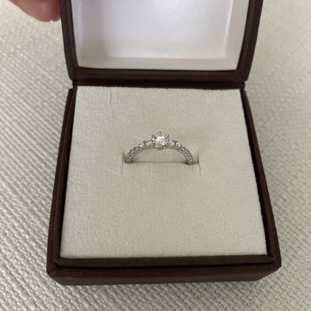 【銀座ダイヤモンドシライシの口コミ】 真ん中に大きなダイヤのデザインも考えました。
でもサイドにもダイヤが欲…