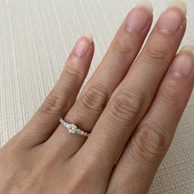 【銀座ダイヤモンドシライシの口コミ】 真ん中に大きなダイヤのデザインも考えました。
でもサイドにもダイヤが欲…